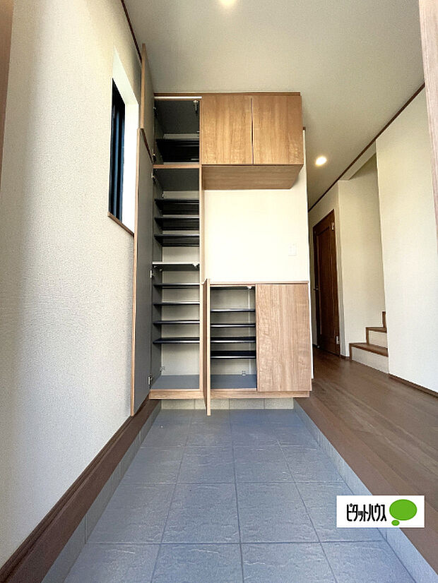 収納充実の玄関です