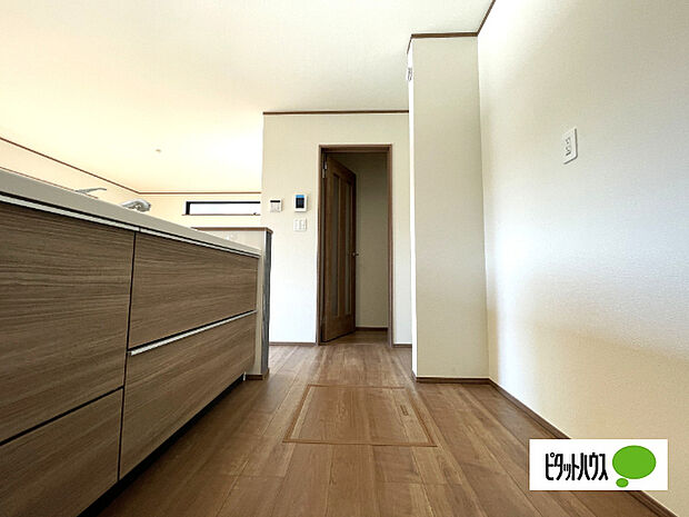 人気の対面式システムキッチンです