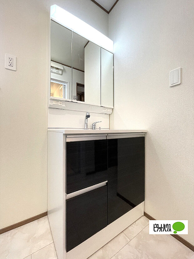 便利な三面鏡の洗面化粧台です