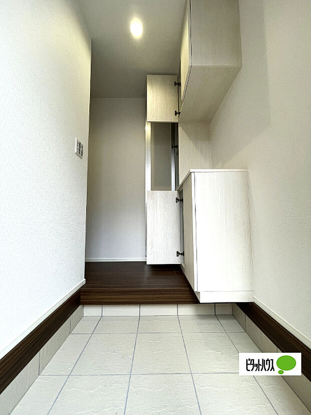 収納充実の玄関です