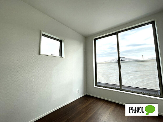 明るい洋室です