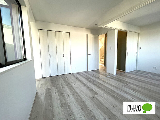 明るい洋室です