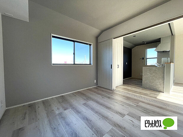 明るい洋室です