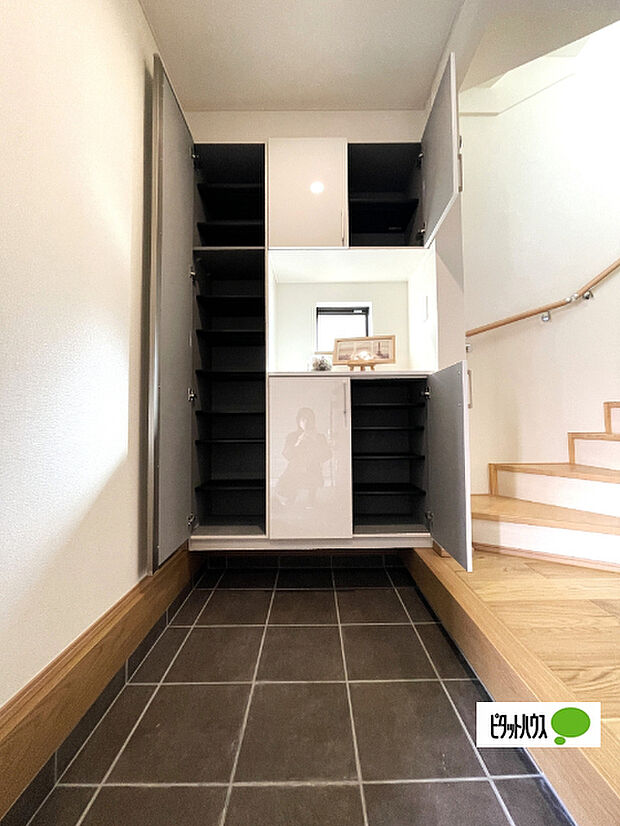 収納充実の玄関です