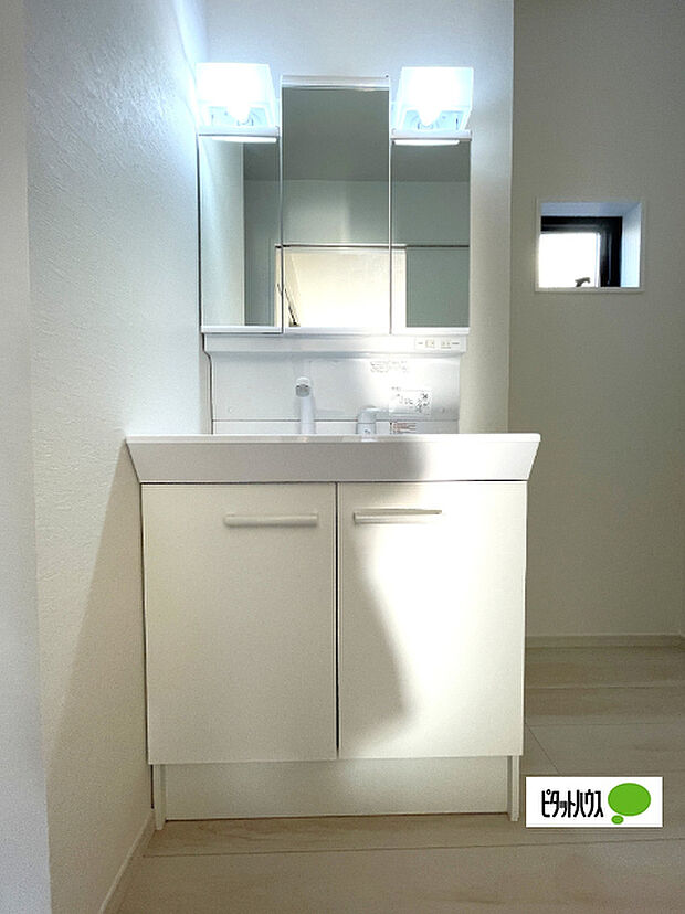 便利な三面鏡の洗面化粧台です