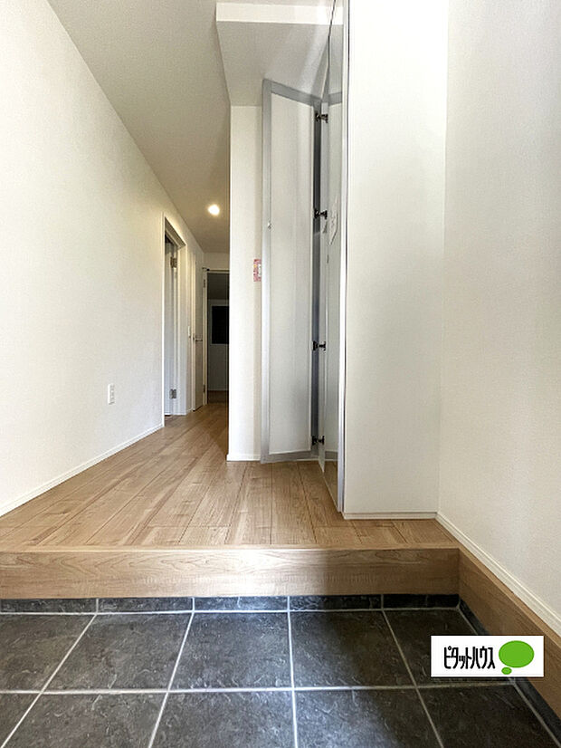 収納充実の玄関です