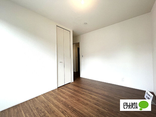 明るい洋室です