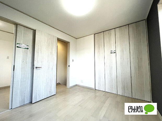 明るい洋室です