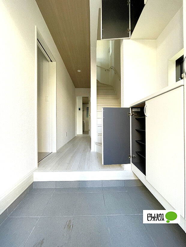 収納充実の玄関です