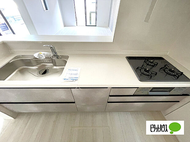 人気の対面式システムキッチンです