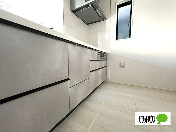 人気の対面式システムキッチンです