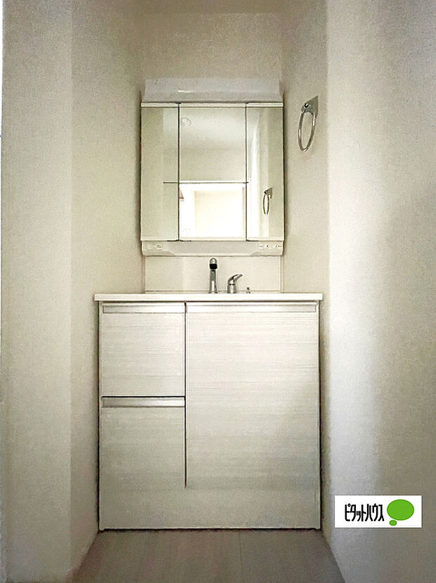 便利な三面鏡の洗面化粧台です