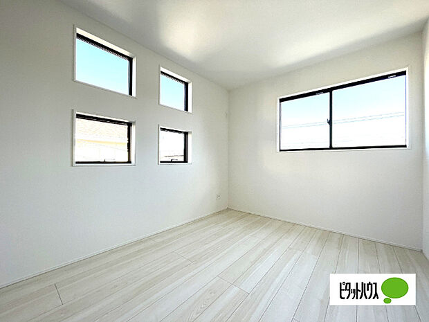 明るい洋室です