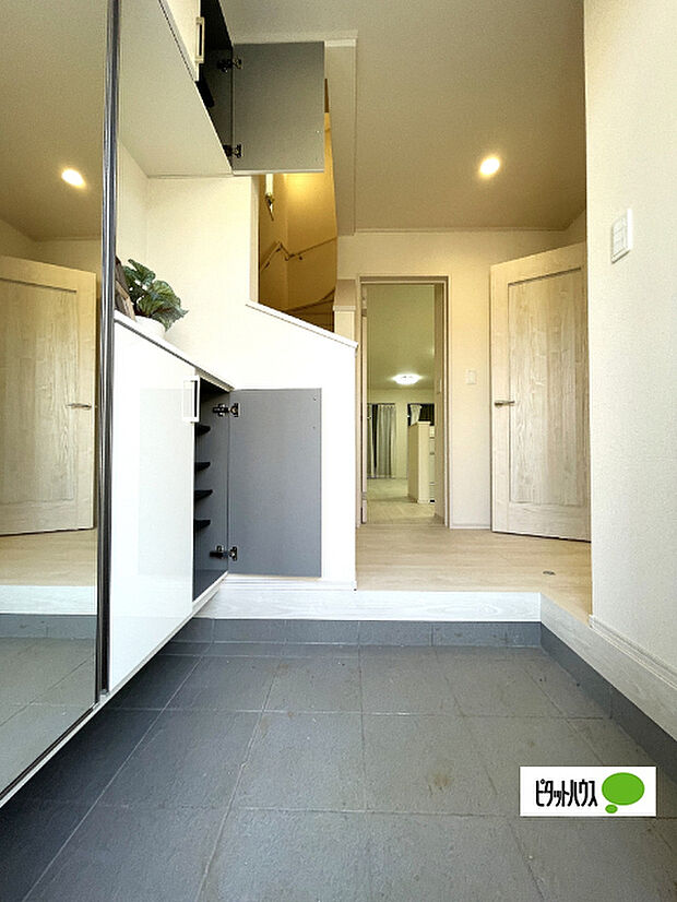 収納充実の玄関です