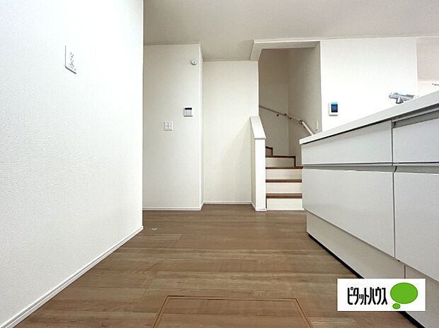 人気の対面式システムキッチンです