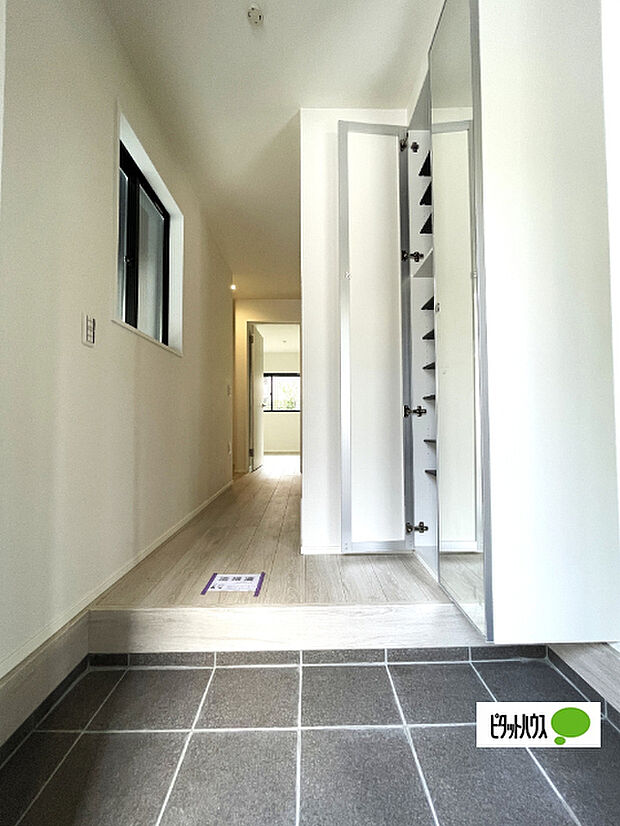 収納充実の玄関です