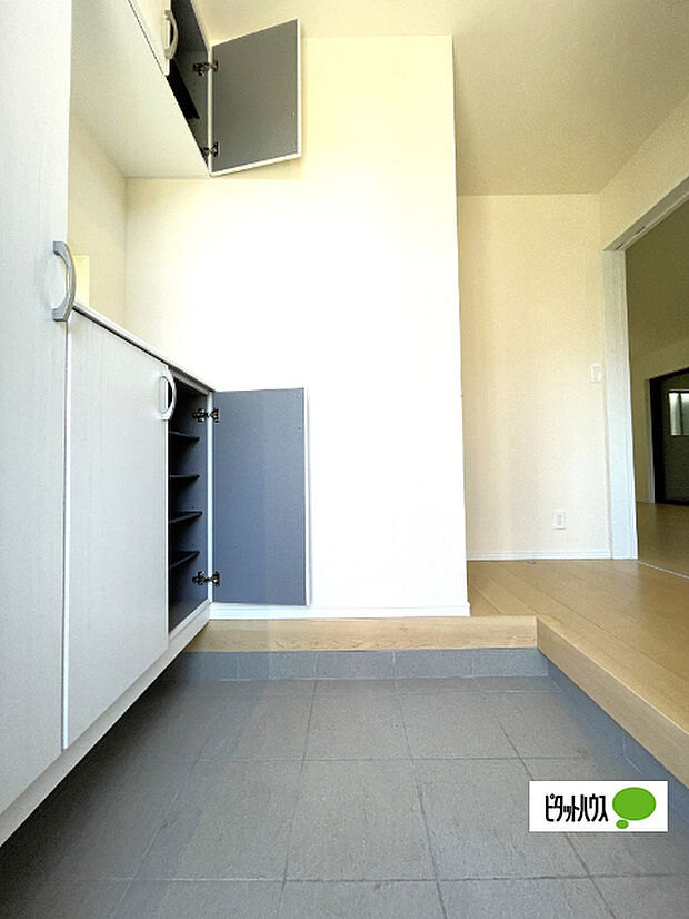 収納充実の玄関です