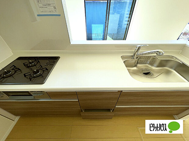 人気の対面式システムキッチンです