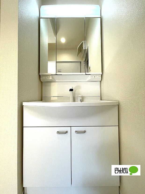 便利な三面鏡の洗面化粧台です