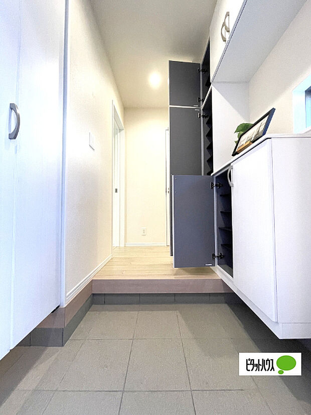 収納充実の玄関です