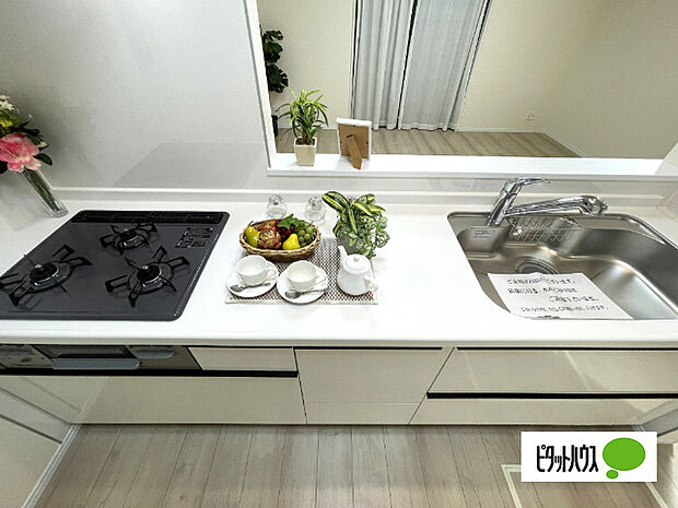 人気の対面式システムキッチンです