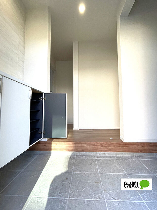 収納充実の玄関です