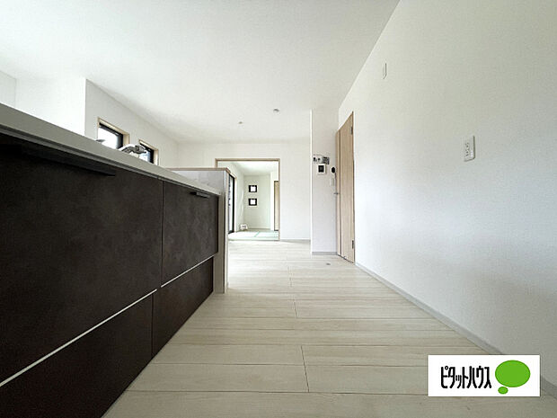 人気の対面式システムキッチンです