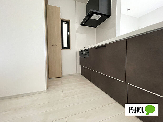 人気の対面式システムキッチンです