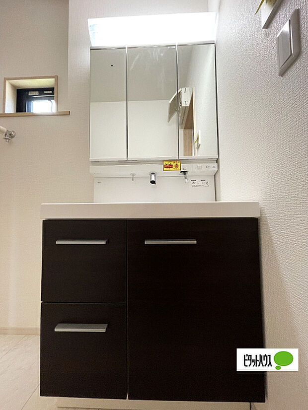 便利な三面鏡の洗面化粧台です