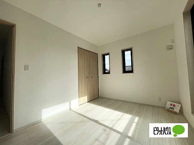 明るい洋室です