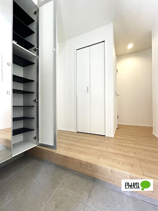 収納充実の玄関です
