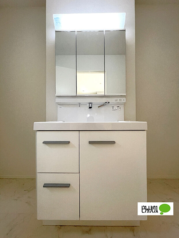 便利な三面鏡の洗面化粧台です