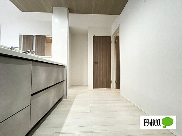 人気の対面式システムキッチンです