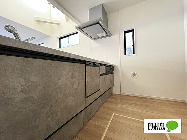 人気の食洗器付き対面キッチンです