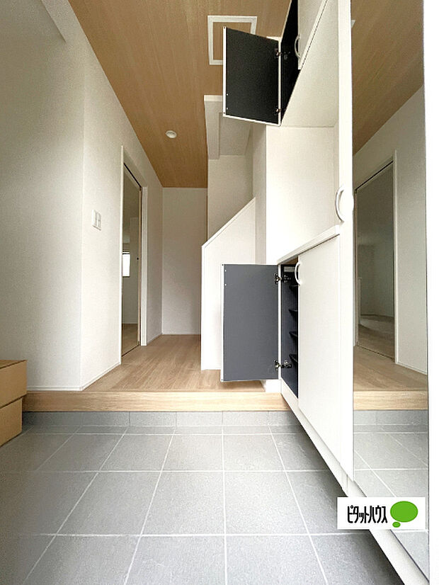 収納充実の玄関です