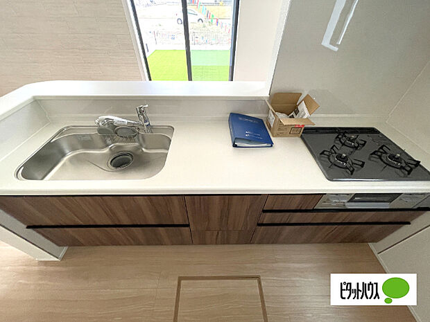 人気の対面式システムキッチンです