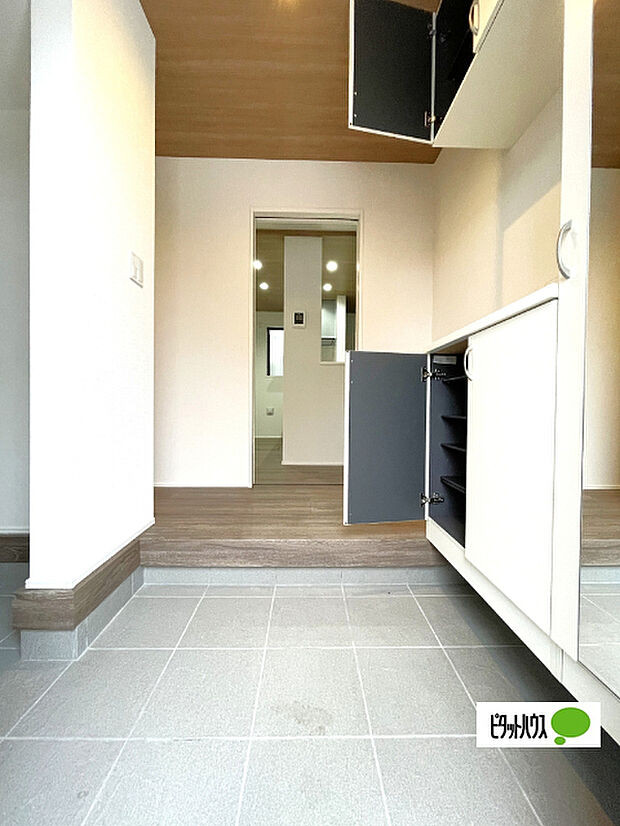 収納充実の玄関です