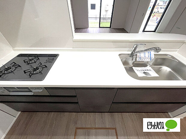 人気の対面式システムキッチンです