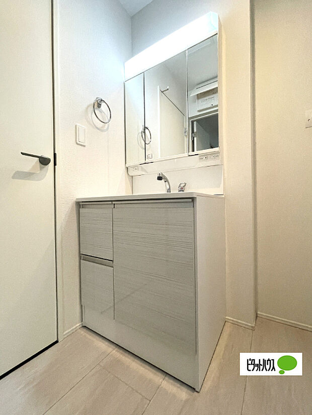 便利な三面鏡の洗面化粧台です