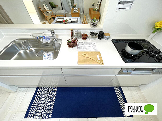 人気の対面式システムキッチンです