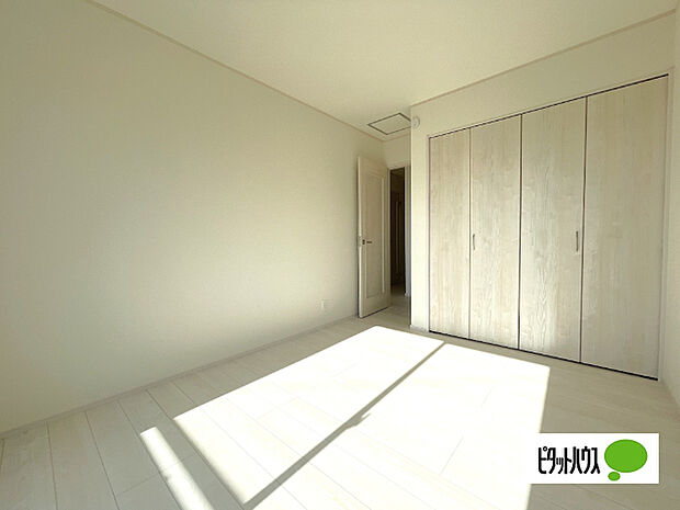 明るい洋室です