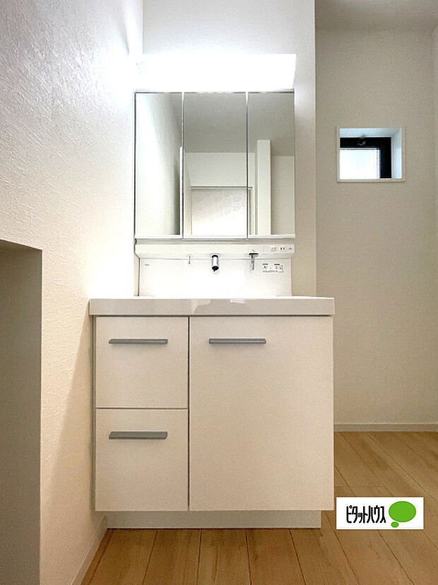 便利な三面鏡の洗面化粧台です