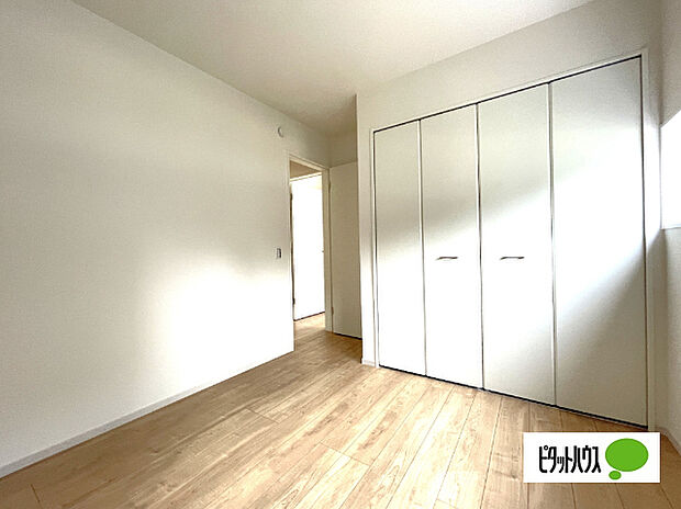 明るい洋室です