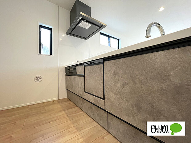 人気の食洗器付き対面キッチンです