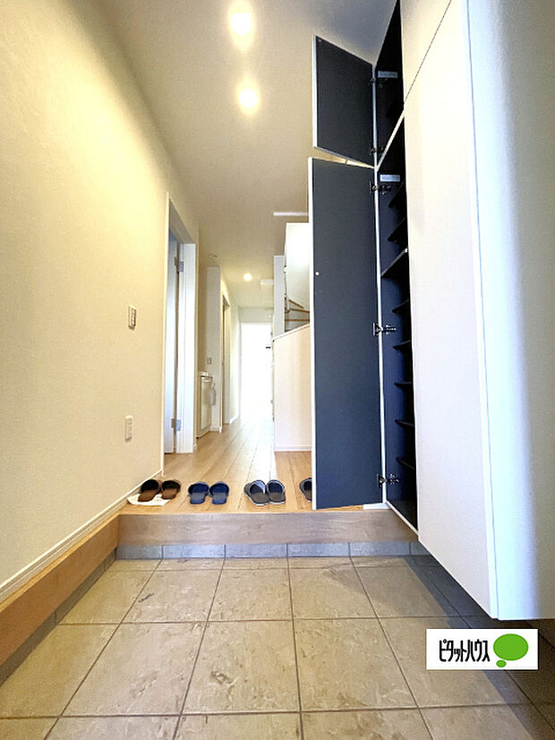 収納充実の玄関です
