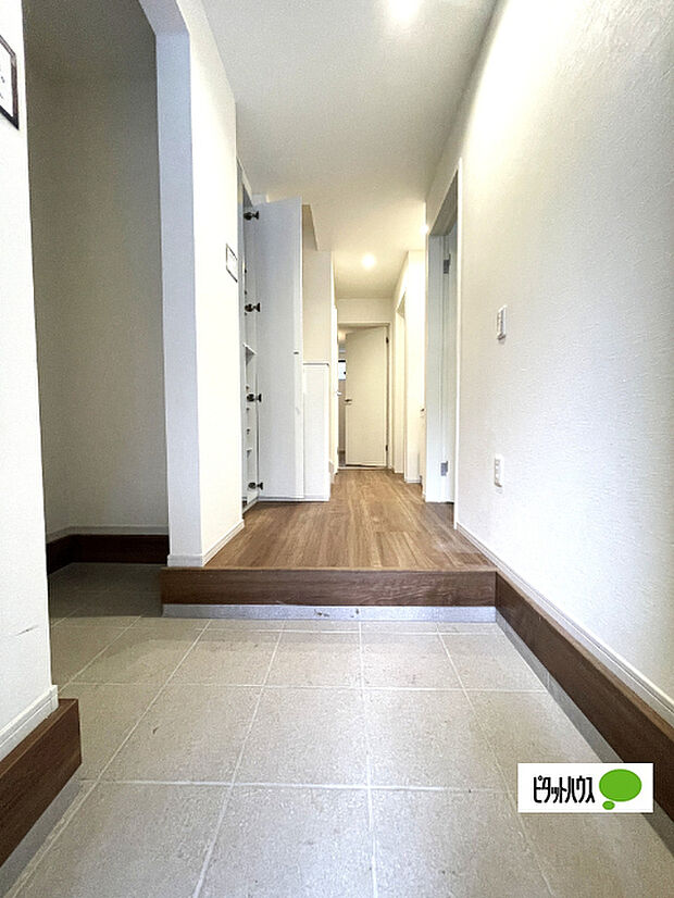 収納充実の玄関です