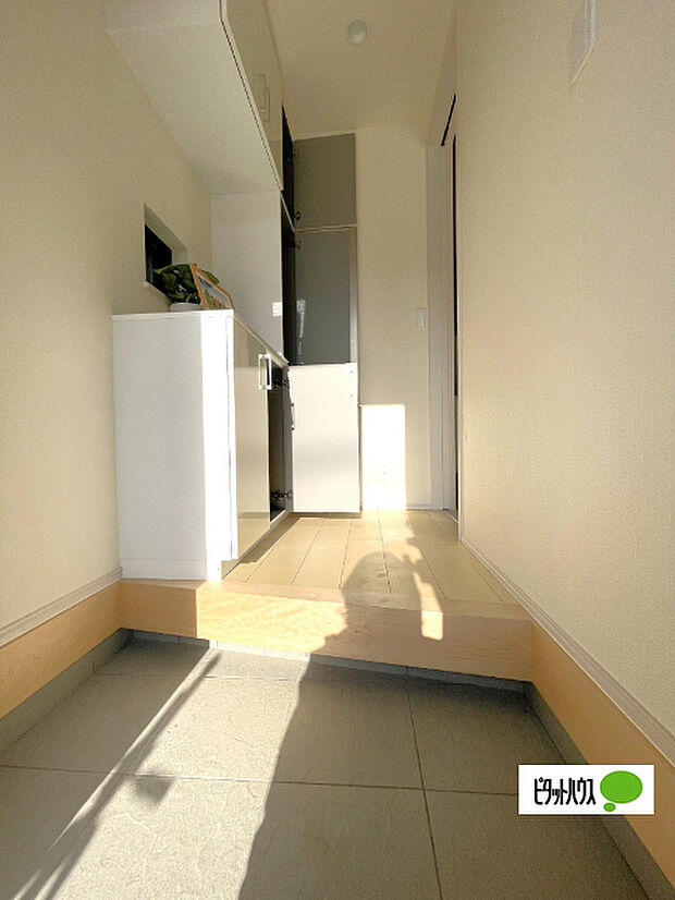 収納充実の玄関です