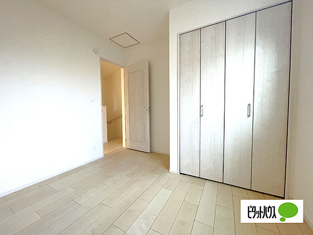 明るい洋室です