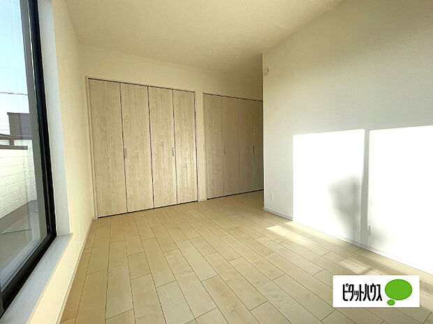 明るい洋室です