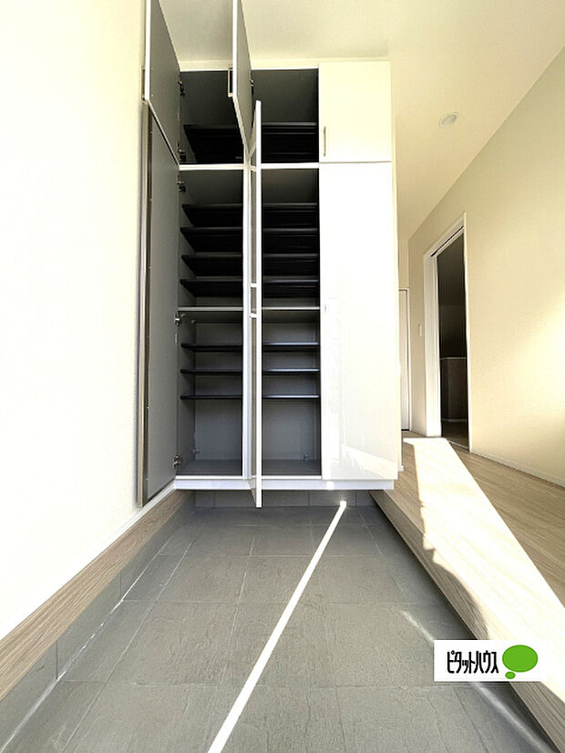 収納充実の玄関です